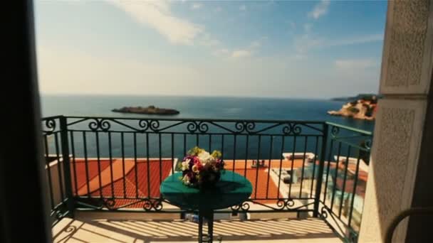 Γάμος μπουκέτο με λουλούδια την άνοιξη στο τραπέζι στην βεράντα με θέα στη θάλασσα του Μαυροβουνίου, Μπούντβα — Αρχείο Βίντεο