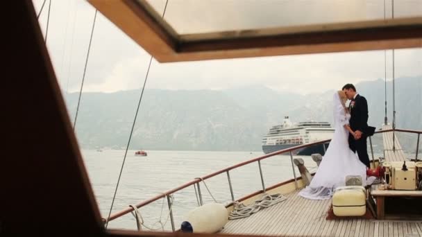 Casal feliz beijando a bordo de um iate no Montenegro, Budva — Vídeo de Stock