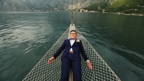 Joyeux marié couché dans un hamac sur le yacht — Video