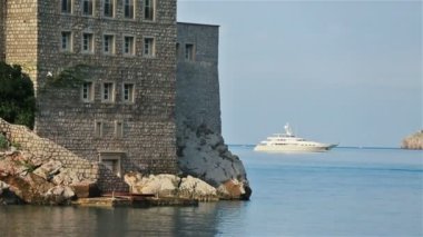 Antik mimari ile açık mavi deniz Budva, Karadağ