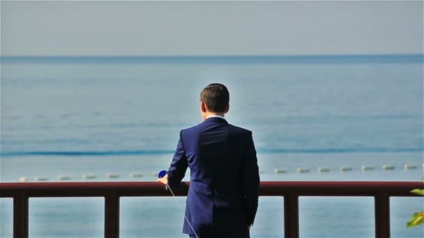 Elegante sposo godendo bel paesaggio marino e cielo blu chiaro in Montenegro, Budva — Video Stock