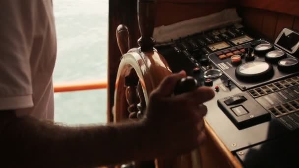 Captain keeps the wheel of his yacht close up — Stock Video