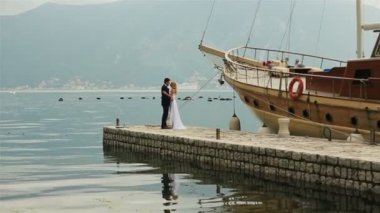 Gelin ve damat öpüşme yatak Karadağ, Budva üzerinde üzerinde