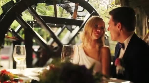 Couple de mariage buvant du champagne et embrassant doucement dans un vieux café — Video