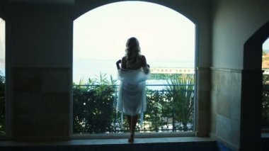 Beyaz transluent elbise Teras görünümünde zevk içinde çekici sarışın gelin silüeti