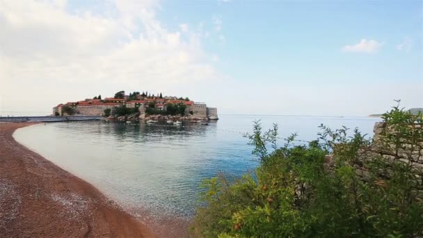 Gyönyörű kilátás nyílik Sveti Stefan szigetén-Montenegro, Budva — Stock videók