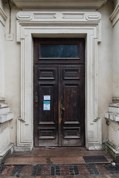 Una vecchia porta in legno marrone nel centro di Leopoli — Foto Stock