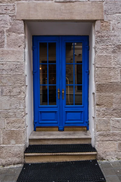 Ancienne maison grecque avec porte bleue — Photo