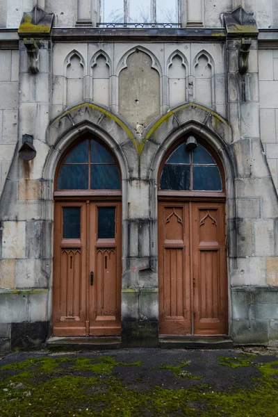 Παραδοσιακή όμορφη ξύλινη παλιά πόρτα — Φωτογραφία Αρχείου