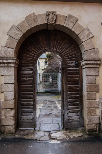 Porte italienne ancienne en bois dans le centre historique — Photo