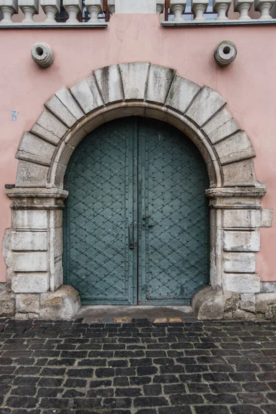 Hölzerne antike italienische Tür im historischen Zentrum — Stockfoto