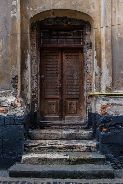 Lviv, 우크라이나에 있는 오래 된 집의 문. — 스톡 사진