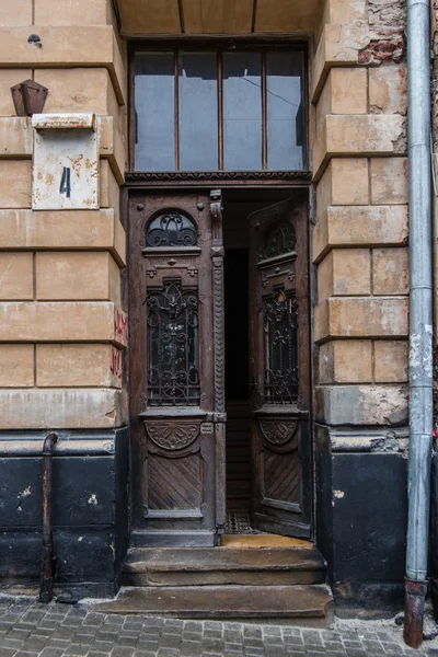 Porta de uma casa velha em lviv, Ucrânia — Fotografia de Stock