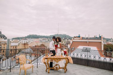 Terasta lüks altın tablo ve antika koltuklar ile Afrika düğün çifti. Düğün günü