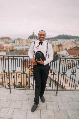 Mutlu Afrikalı damat çatıda gülümseyen