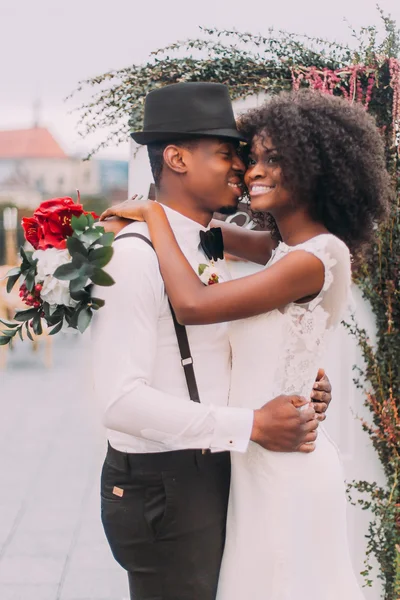 Happy african wedding couple hugs on the rooftop — стокове фото