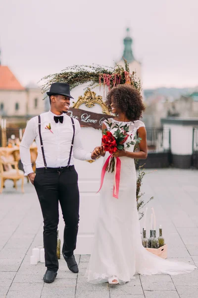 Экзотическая африканская свадебная пара веселится в день свадьбы — стоковое фото