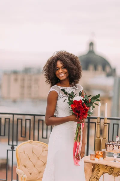 Feliz novia negra rizada en la azotea sonriendo. Día de la boda — Foto de Stock