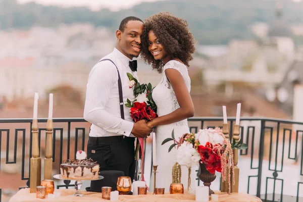 Goregous black wedding couple happily smiling and holding hands — 스톡 사진