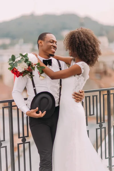 Mutlu Afrikalı gelin ve damat yumuşak sarılma