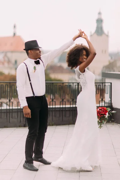 Afrikalı düğün çift incelikle çatıda dans