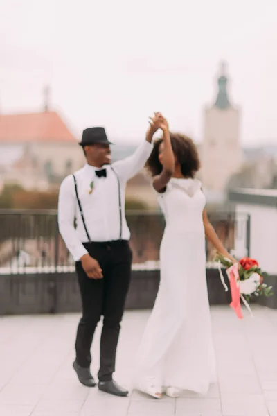 Happy newly wed black couple gracefully dances on the rooftop. Wedding day — Stock Photo, Image