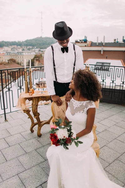 Beati sposi che si guardano amorevolmente sul tetto — Foto Stock