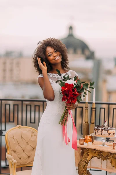 Glücklich schwarze Braut korrigiert ihre Haare und lächelt. Hochzeitstag — Stockfoto