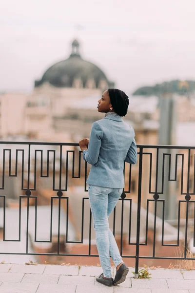 Elegante menina hipster africano posando no telhado — Fotografia de Stock