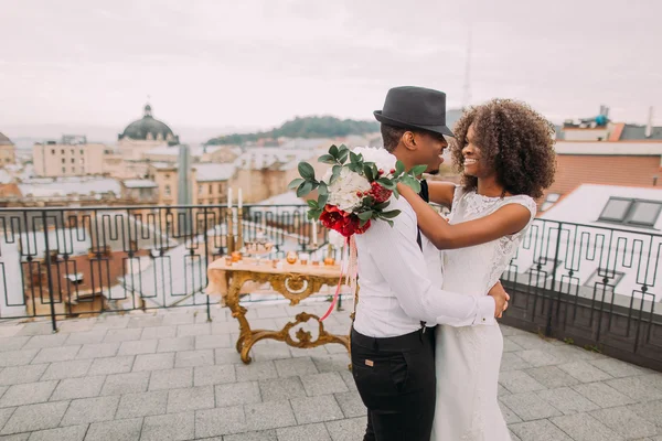 Casamento africano dança no telhado. Dia do casamento Fotos De Bancos De Imagens Sem Royalties