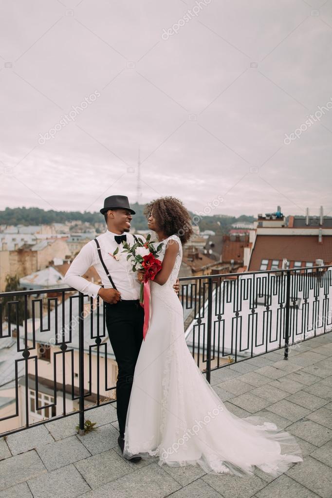 https://st2.depositphotos.com/6217072/10175/i/950/depositphotos_101754968-stock-photo-beautiful-african-wedding-couple-lovingly.jpg