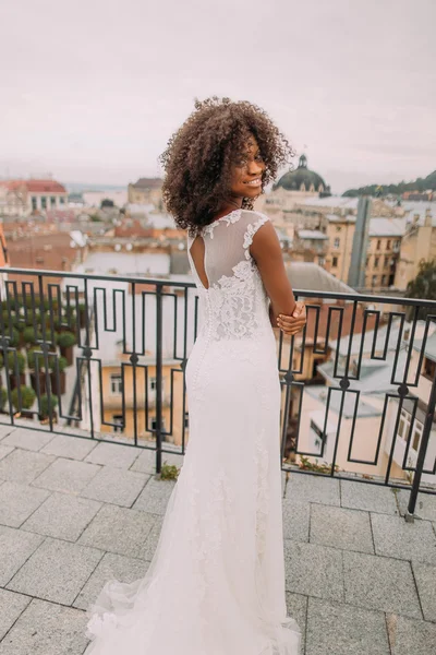 Bonita novia africana en vestido de encaje vintage posando para la cámara en la terraza — Foto de Stock