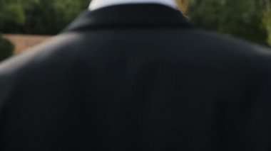 İki muhteşem düğün yürüyor ve Elysian fields Paris üzerinde gülümseyen