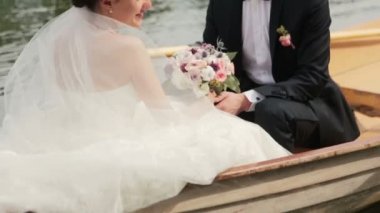 Büyüleyici evlilik çift belgili tanımlık kano elele tutuşun. Balayı Paris