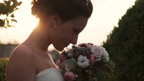 Όμορφη νύφη την ημέρα του γάμου. Κοντινό πλάνο — Αρχείο Βίντεο