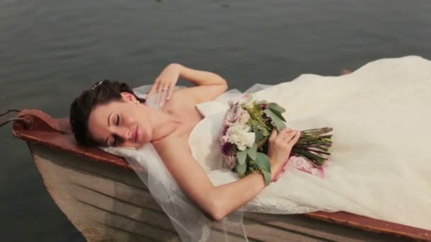 Sposa sdraiata sulla barca — Video Stock