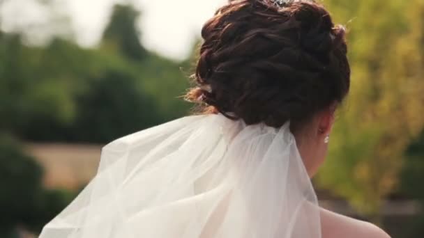 Magnifique mariée brune regarde dans la caméra de près 