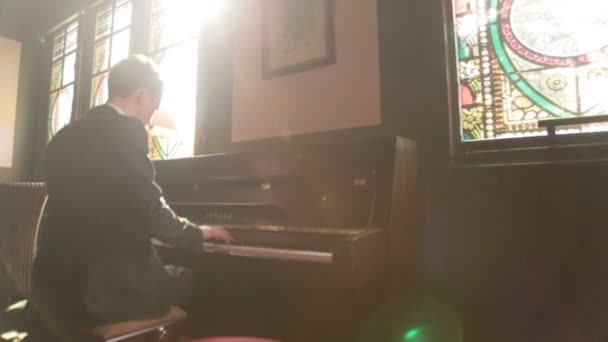 Elegante novio toca el piano en la sala de luz. París. . — Vídeos de Stock