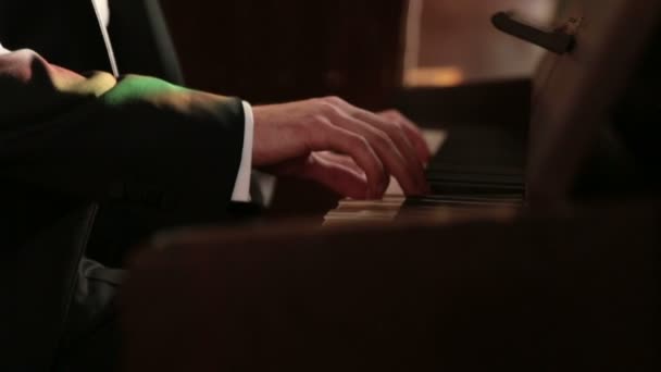 Человек играет на пианино крупным планом — стоковое видео