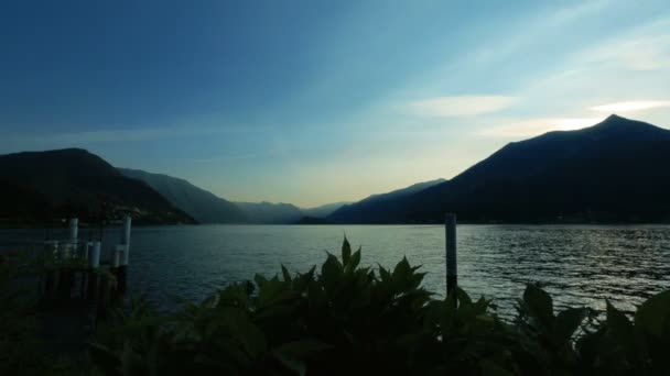 Atemberaubende Aussicht auf den Comer See, Italien in den Abendstunden — Stockvideo