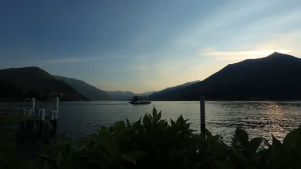 Yates navegando en el lago Como en el amanecer — Vídeo de stock