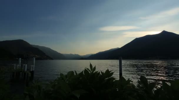 Atemberaubende Aussicht auf den Comer See, Italien in den Abendstunden — Stockvideo