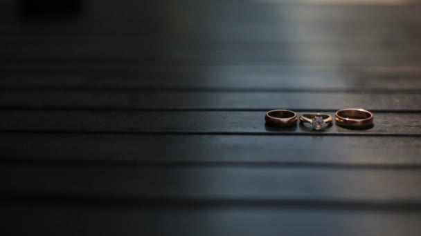 Anillos de boda dorados con diamantes de cerca — Vídeo de stock