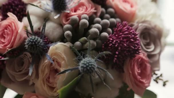 可爱的婚礼花束玫瑰和牡丹的关闭 — 图库视频影像