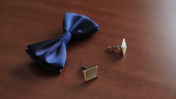 Corbata de seda azul y gemelos sobre fondo de madera de cerca — Vídeos de Stock