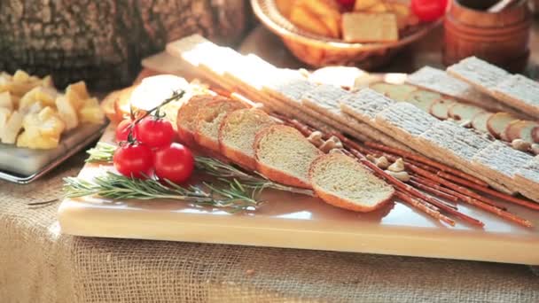 Buffet de table sur la célébration du mariage fermer — Video