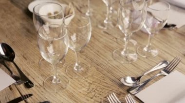 Güzel düğün tablo çiçeklerle süslenmiş. Paris düğün