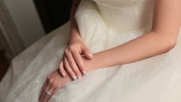 Bella sposa bruna siede con le braccia incrociate e guarda sulla macchina fotografica — Video Stock