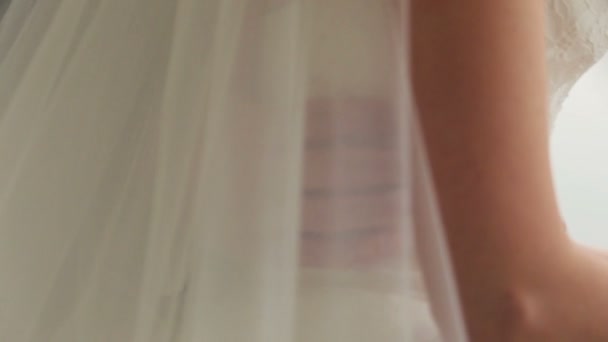 Bruid en bruidegom teder houden elkaar met boeket in handen close-up. Romantisch trouwen in Parijs — Stockvideo