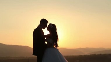 Güzel düğün çifti sunset bulvarında dağlarda öp.
